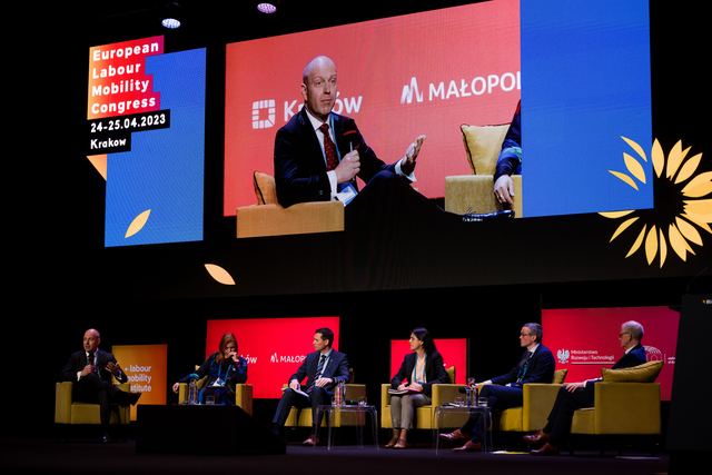 Panel na scenie głównej pod ekranem kongresu