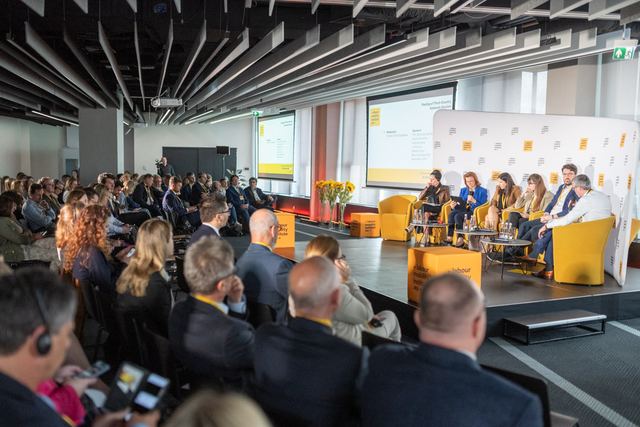 Pełna sala podczas panelu dyskusyjnego
