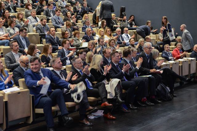 Uczestnicy oklaskujący prelegentów na sali plenarnej